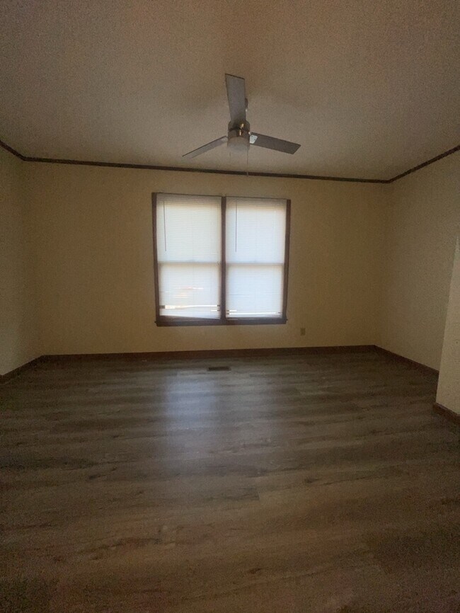 Building Photo - 3 Bedroom 2 Bathroom