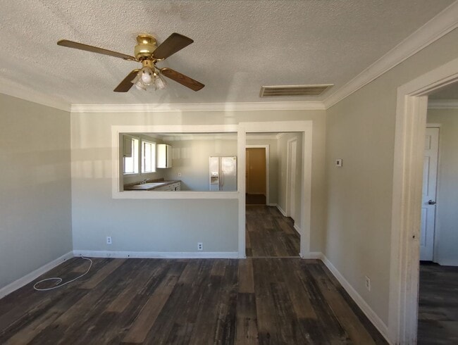 Building Photo - 2 Bedroom Rossville House