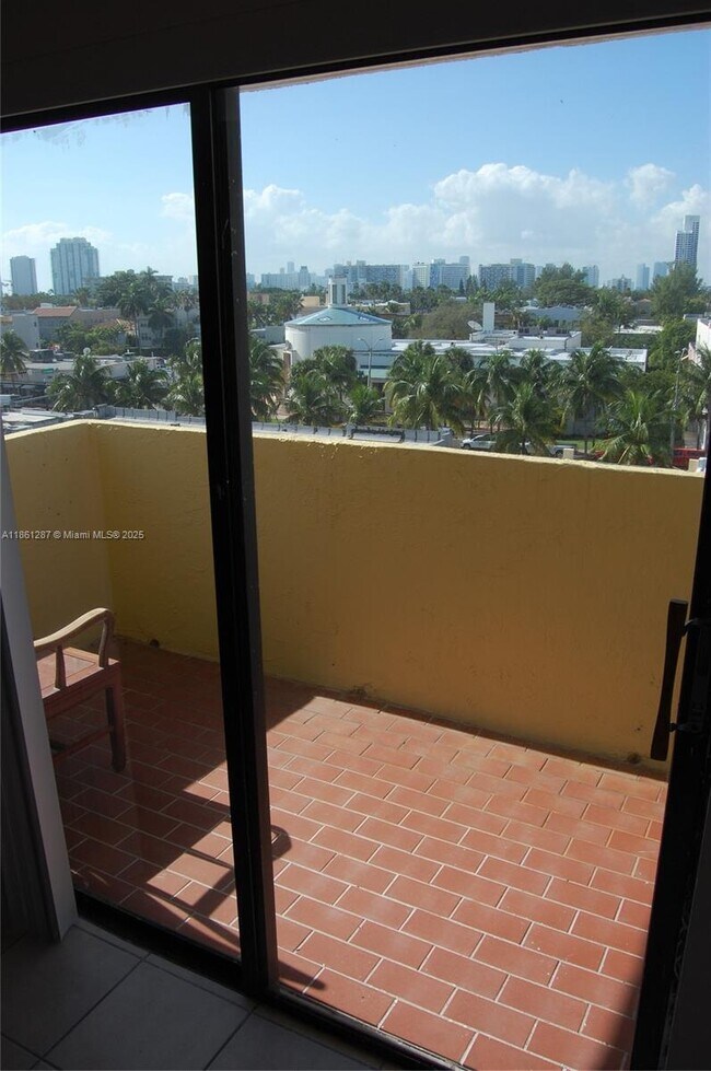 Building Photo - 1334 Collins Ave
