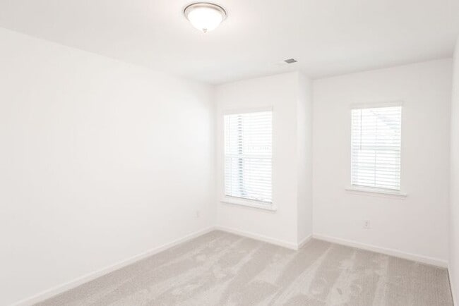 Building Photo - Beautifully designed 3-bedroom, 2.5-bath e...
