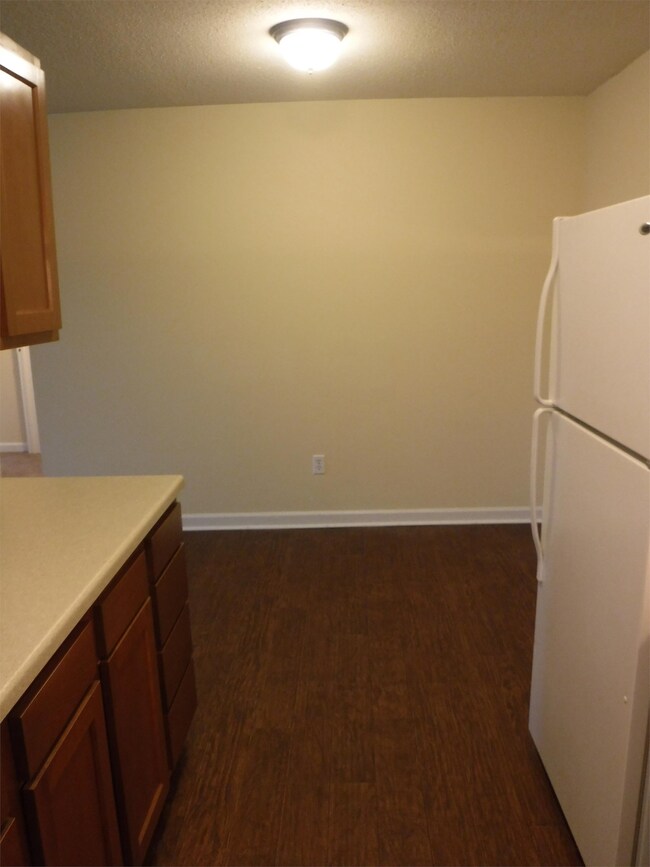 Building Photo - 930 E Colonial Manor Dr