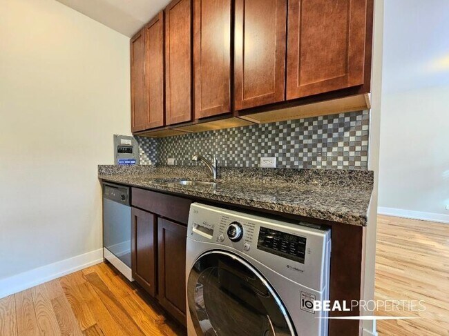 Building Photo - 0 bedroom in CHICAGO IL 60657