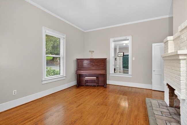 Building Photo - Charming 4BR / 3BA Historic Home with Big Backyard! BR VA