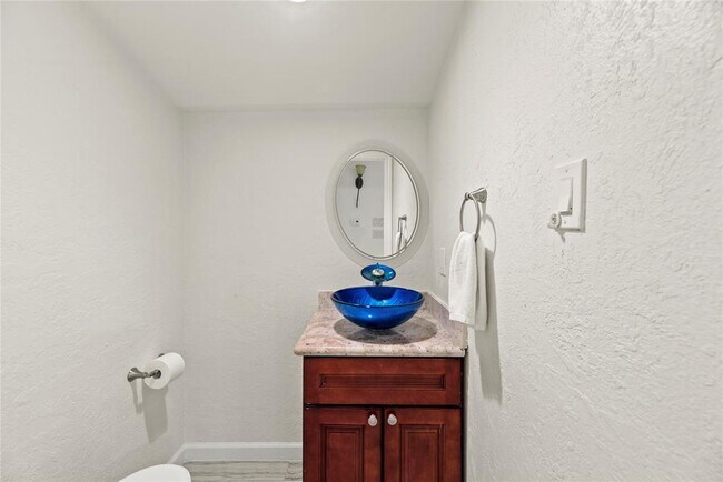 Building Photo - 201 Vanderpool Ln