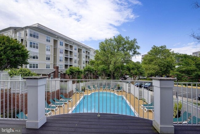 Building Photo - 1645 International Dr