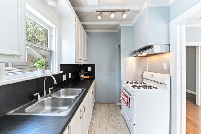 Building Photo - 1411 Kipling St