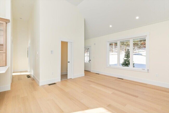 Building Photo - 639 E Broadway