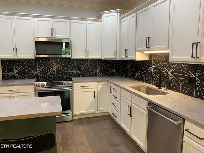 Building Photo - Single Level Home with 2 bedrooms + Separate Office or Den!