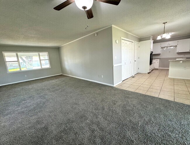 Building Photo - 1105 N Fern Ave