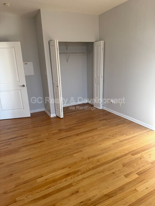 Building Photo - 2520 S Oakley Ave