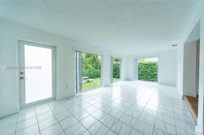 Building Photo - 819 Capri St