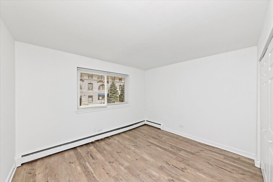 Building Photo - 6211 N Kenmore Ave