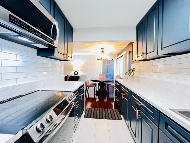 Building Photo - Catch this Property before it goes - Light...