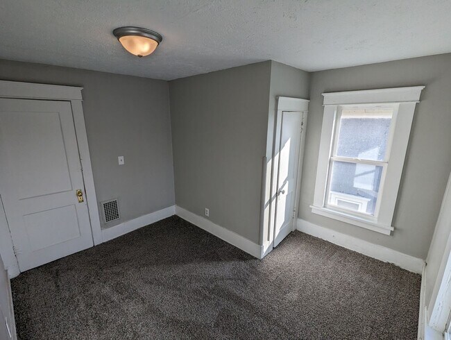 Building Photo - $599 Security Deposit Special