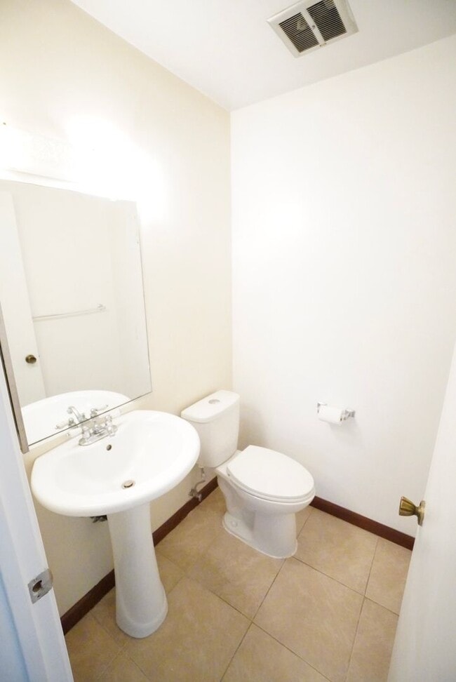 Building Photo - Charming 2-bedroom, 1.5-bathroom condo in ...
