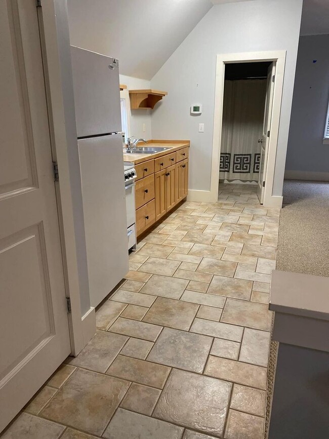 Building Photo - One Bedroom One Bath Carriage House for rent