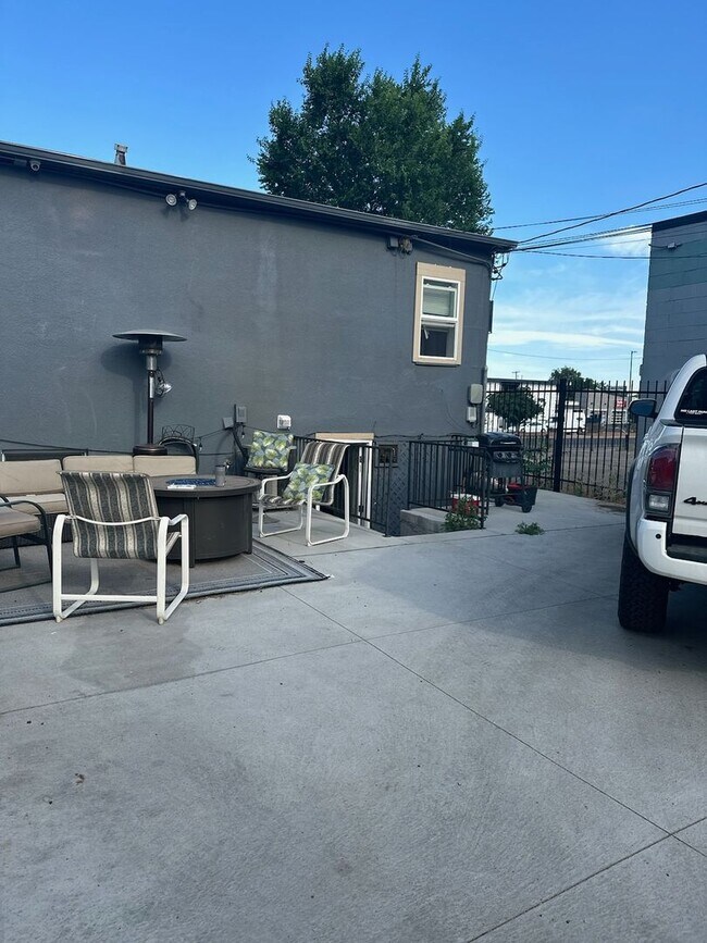 Building Photo - 4064-4466 S Broadway