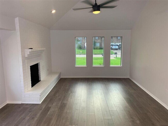 Building Photo - 610 Woodlake Cir
