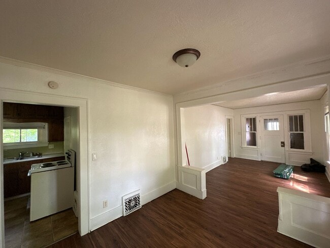 Building Photo - 728 Arbor Ave SE