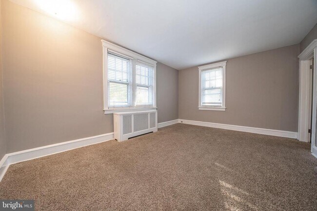 Building Photo - 709 E 20th St