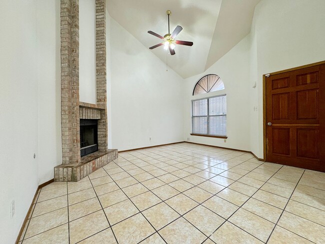 Building Photo - East El Paso 2bed/2bath duplex
