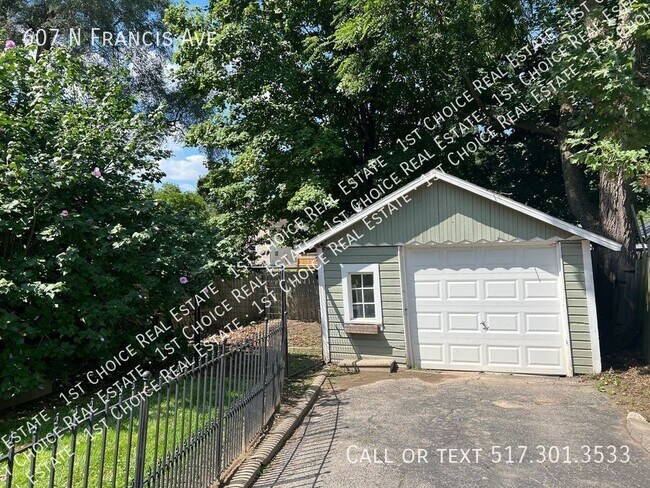 Building Photo - Charming 3-BDR 2-BTH House w/ Garage & Bas...