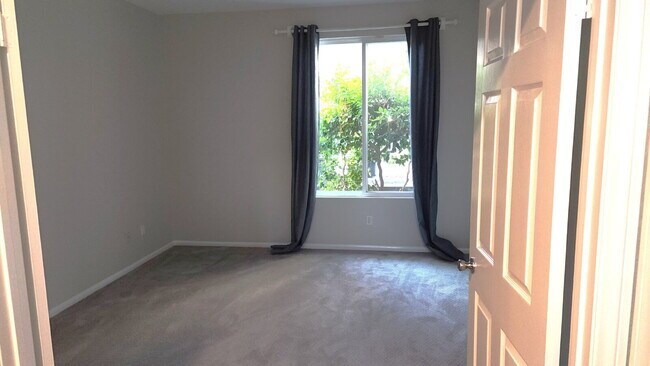 Building Photo - Gorgeous home on the Golf Course in a gated community.