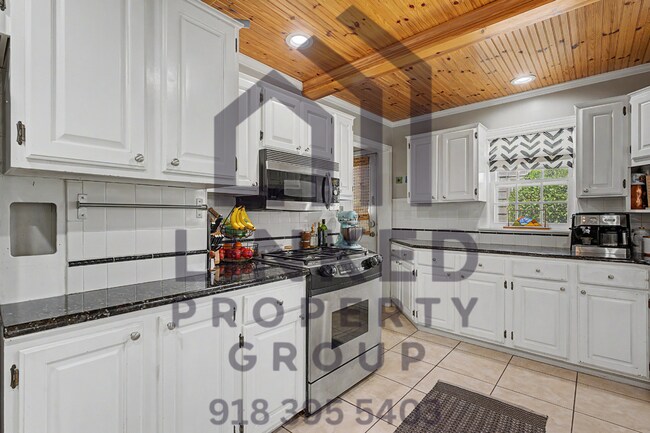 Building Photo - Beautiful Maple Ridge Home