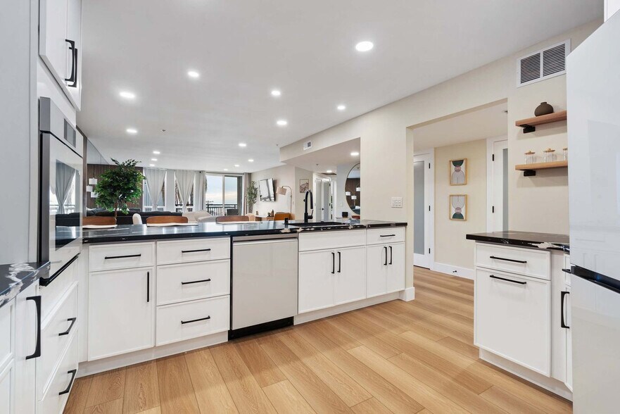 Building Photo - 2414 Front St