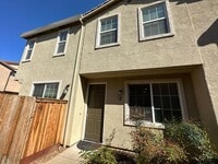 Building Photo - Beautiful 3 Bedroom Lincoln Condo!