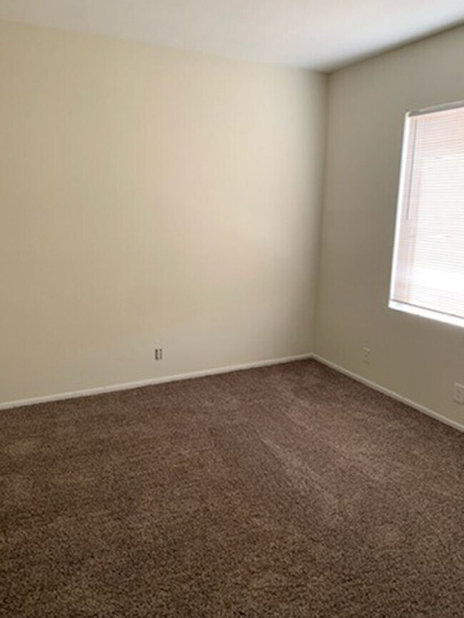 Building Photo - Amazing 2 bedroom Home- NW