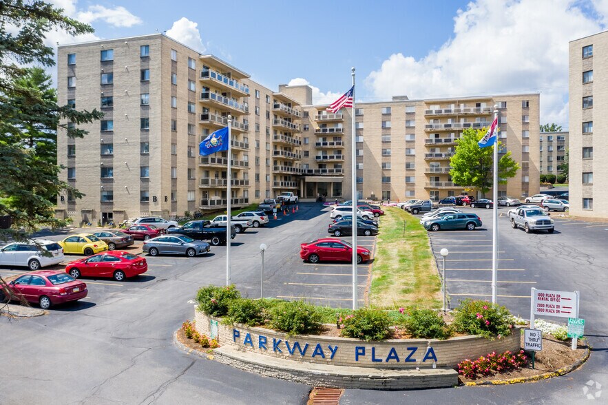 Building Photo - Parkway Plaza