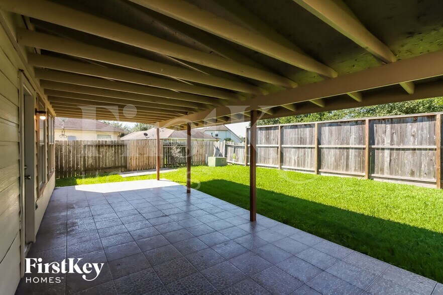 Building Photo - 20715 Sycamore Wood Dr