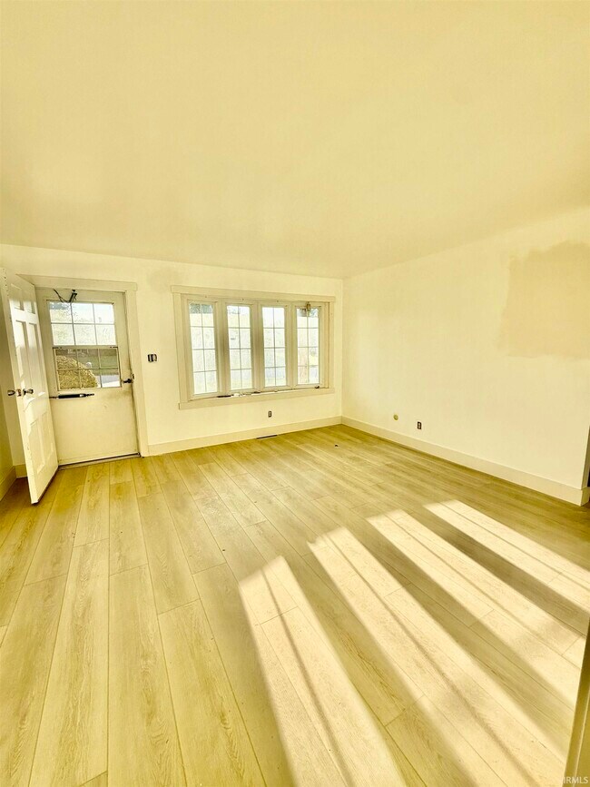 Building Photo - 404 S Hickory Dr