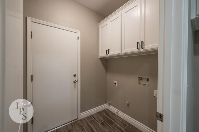Building Photo - North West Fresno Modern/Updated Home, 3BR/2BA, Built 2004 - Lots of Amenities!