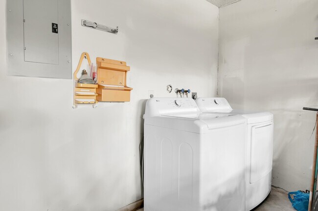 Building Photo - 5625 Aspen Ridge Cir