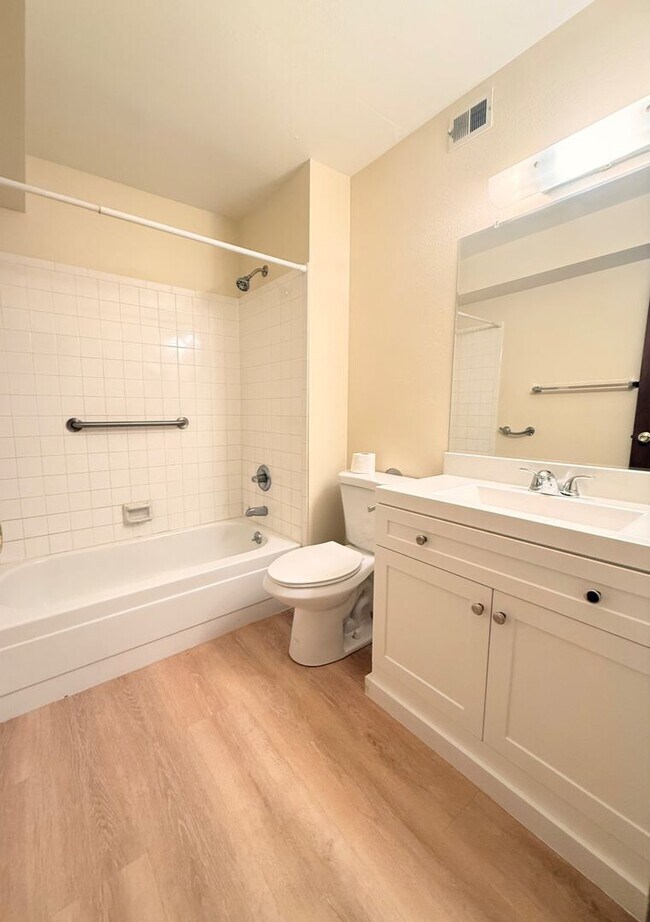 Building Photo - 2BR/2BA | Newly Renovated Condo| Nice views of grassy area | Community Pool!