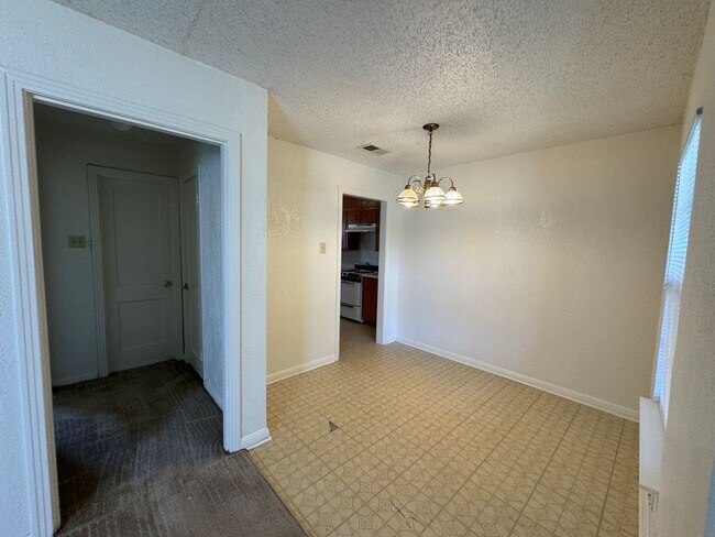 Building Photo - 708-708 Carrie Ave