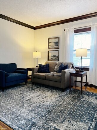 Building Photo - 2 br, 1 bath 4plex - 3912 North Thomas Ave...