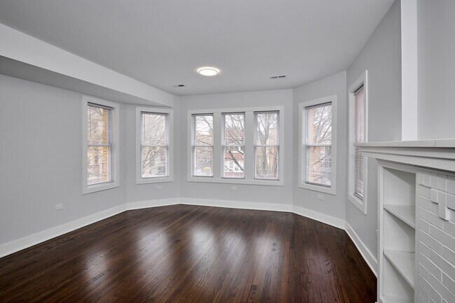 Building Photo - 6237 N Fairfield Ave