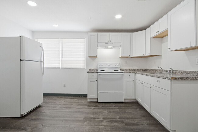Building Photo - Beautiful 3 Bed / 1 Bath apartment for your family!