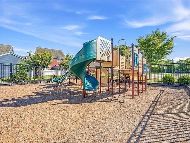 Building Photo - Spacious 3BR Condo in Westborough