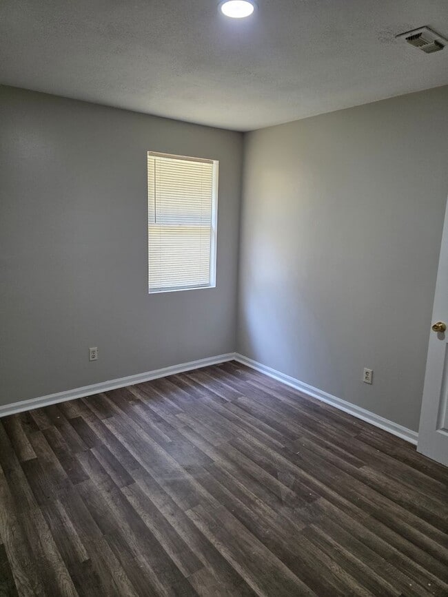 Building Photo - 3 Bedroom End Unit