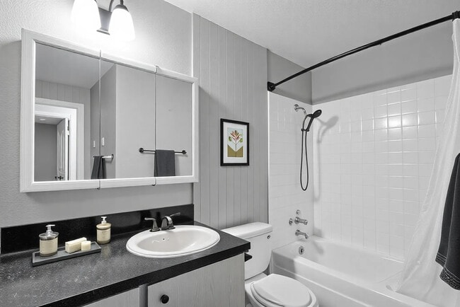 Building Photo - Lindbrook Apartments - Puyallup