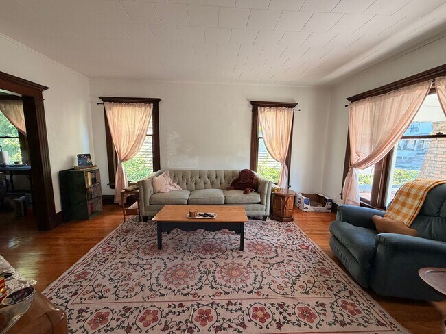 Building Photo - Charming Four Bedroom Home on SE Side!