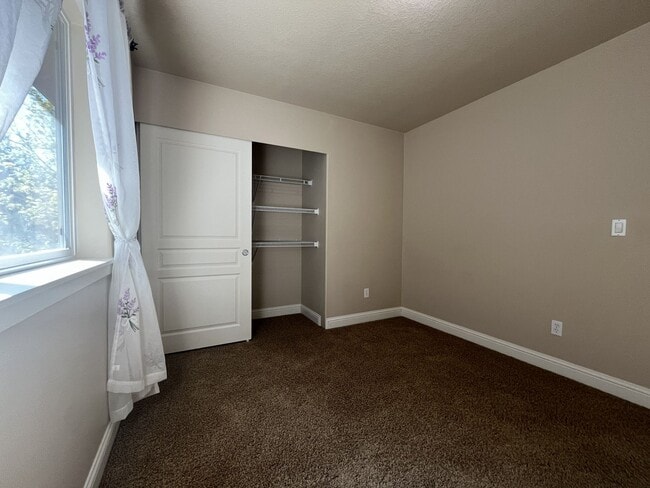 Building Photo - Beautiful 5 Bedroom Home + Office with Grand Entry, Gourmet Kitchen & Private Backyard