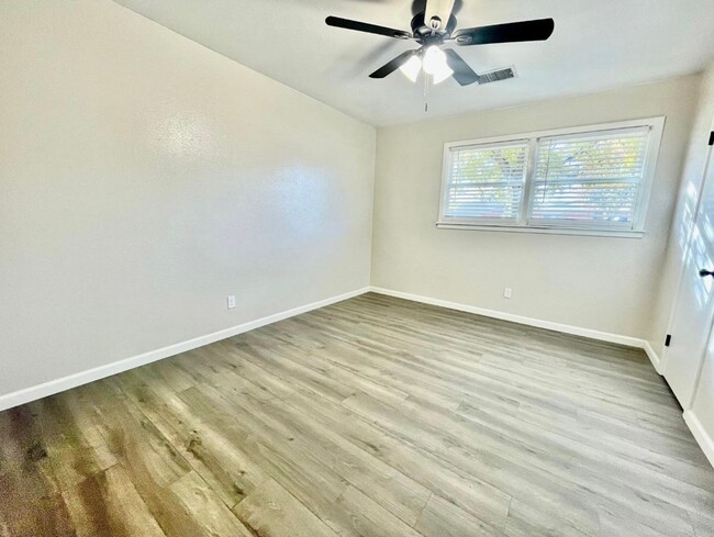 Building Photo - Pre-leasing now for 3 bed 2 bath near Texa...