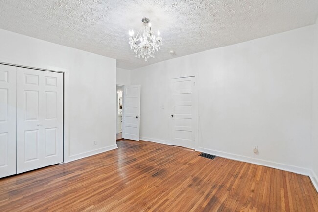 Building Photo - Adorable East Nashville Cottage w/ HUGE Fully-Fenced backyard!