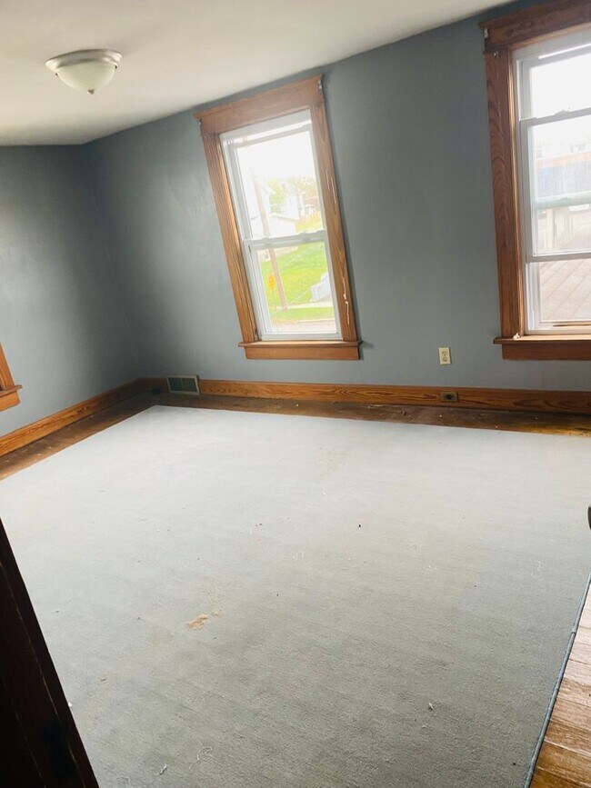 Building Photo - 2 bedroom single family home ready now