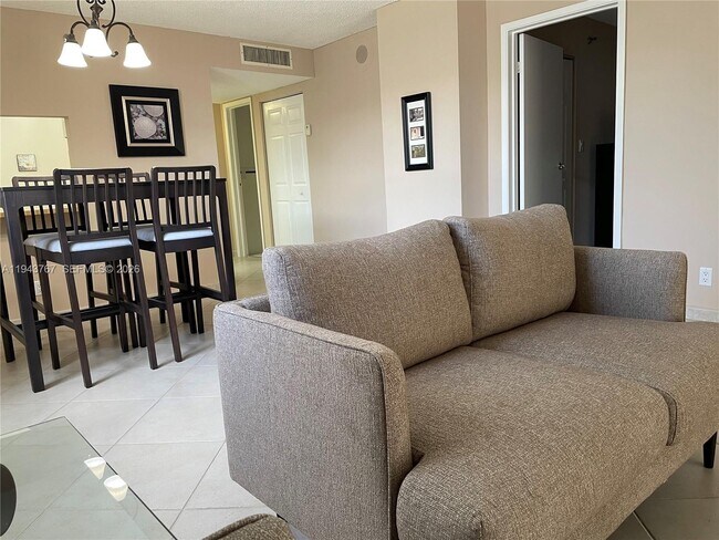 Building Photo - 2625 Collins Ave